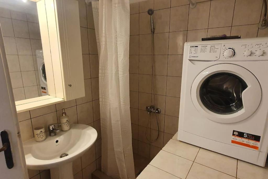 Spacious Beauty In Athens, 55M2, Metro 7' Екстериор снимка